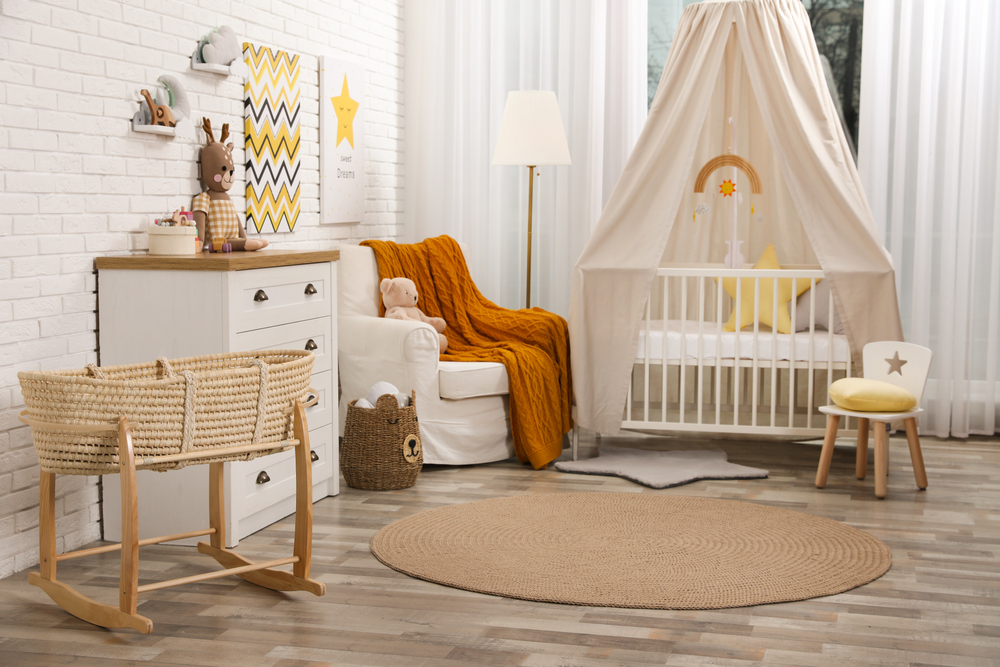 Pourquoi est-il important de préparer la chambre de bébé avant son arrivée ?