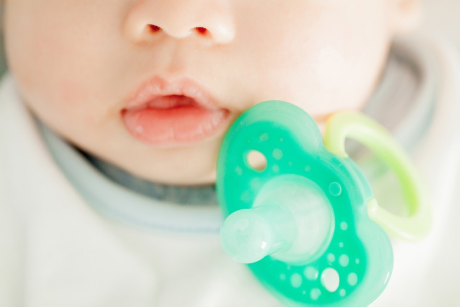 Quelles sont les astuces pour que bébé garde sa tétine ?
