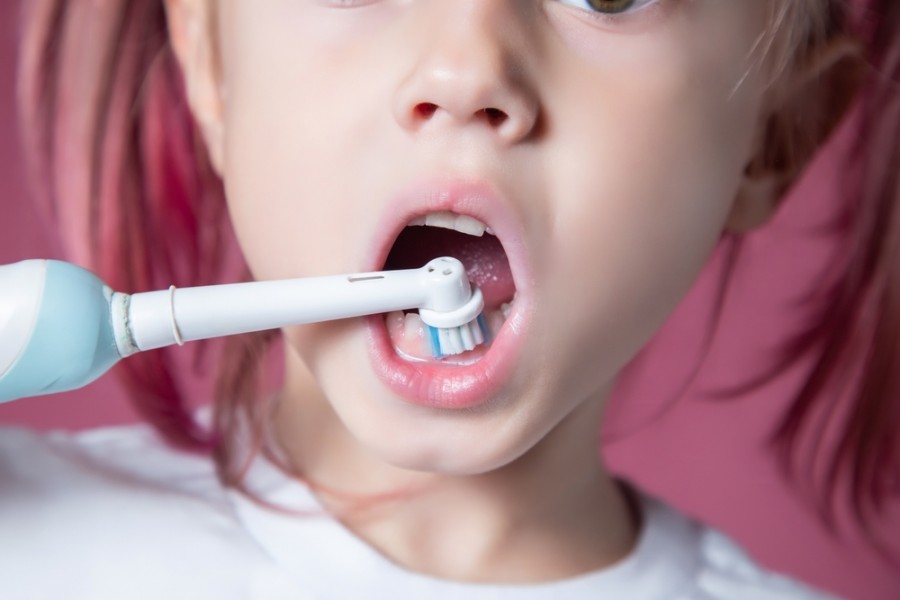 Brosse à dents électrique enfant : comment une corvée peut-elle devenir ludique ?
