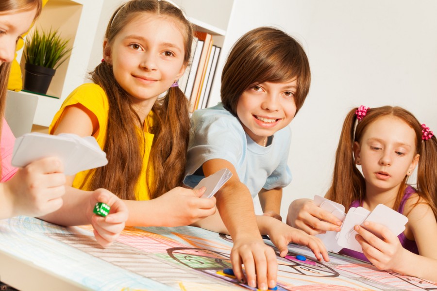 Jeux enfants gratuits : comment les divertir à la maison ?