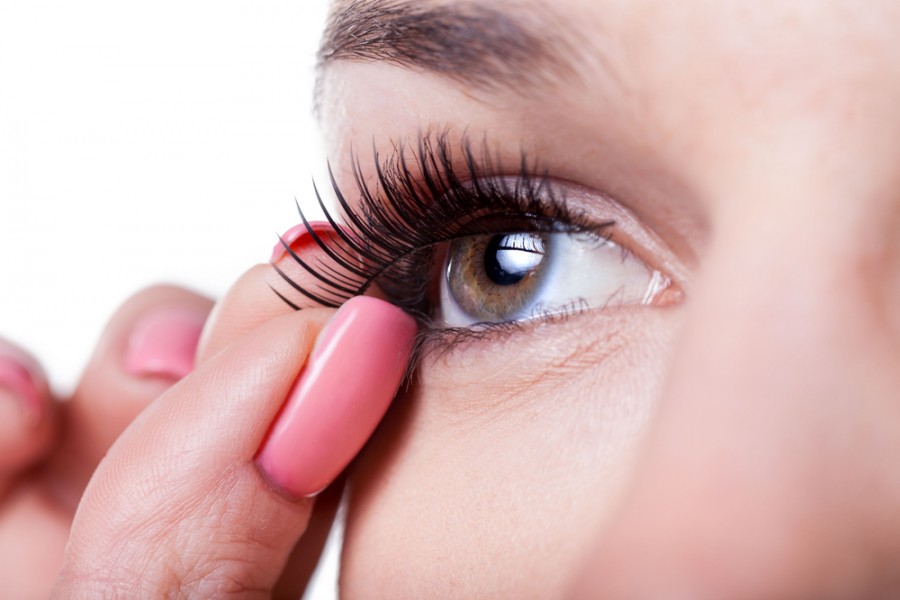 Comment mettre des faux cils : nos conseils de pro pour mettre ses faux-cils !