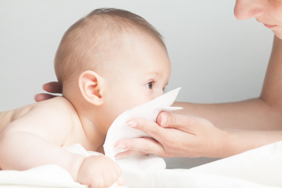 Nez qui coule bébé : comment faire pour le soulager ?