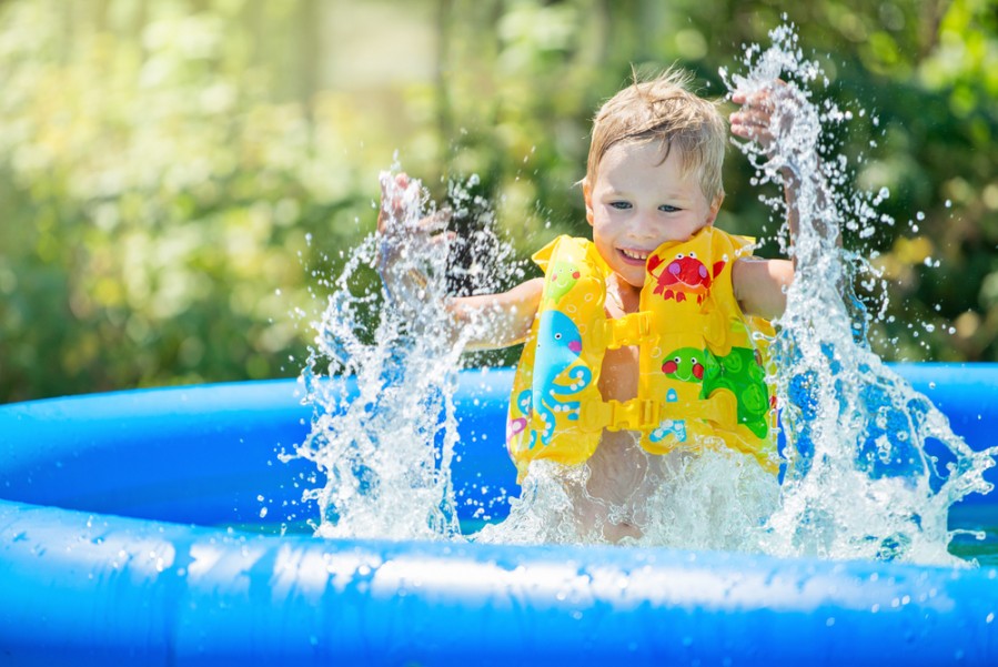 Piscine pour bébé : il aime se baigner
