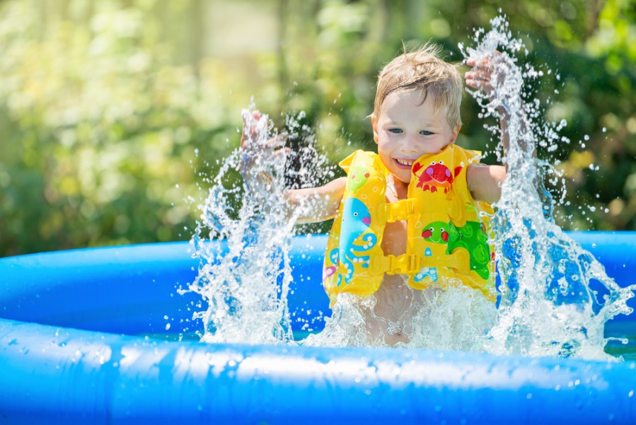 Piscine pour bébé : il aime se baigner